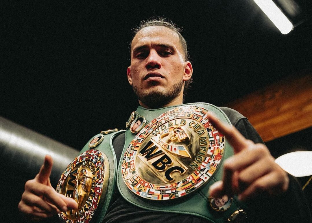 DAVID BENAVIDEZ POSA CON SU CINTURÓN DEL CMB