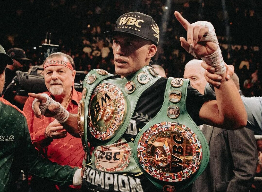 DAVID BENAVÍDEZ CELEBRA EL TRIUNFO ANTE DEMETRIUS ANDRADE