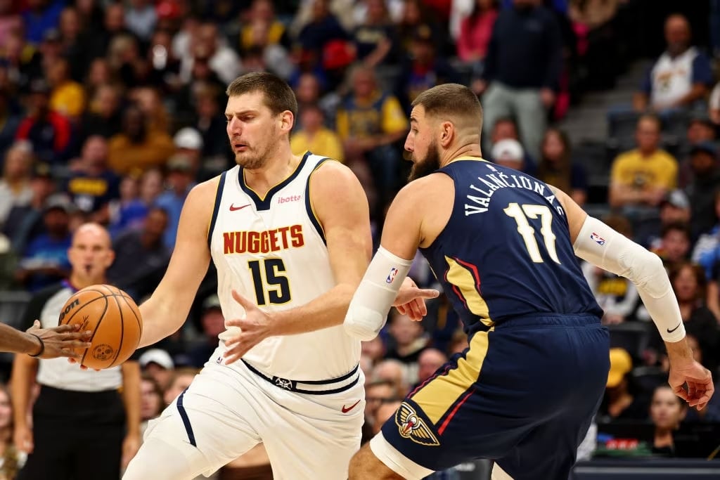NIKOLA JOKIC DE LOS NUGGETS ES DEFENDIDO POR JONAS VALANCIUNAS DE LOS PELICANS
