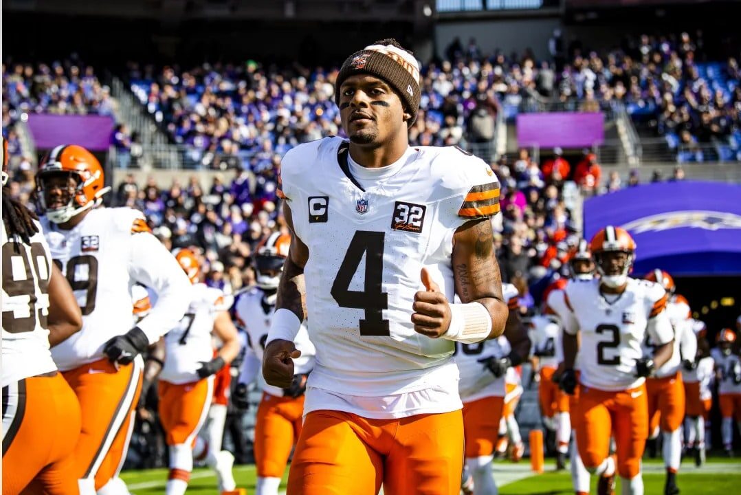 DESHAUN WATSON SALE AL CAMPO ANTES DE UN PARTIDO CON LOS BROWNS EN LA NFL