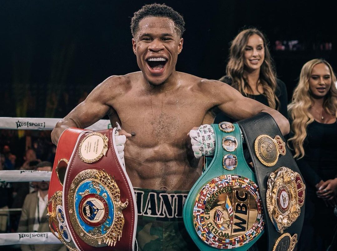DEVIN HANEY, BOXEADOR ESTADOUNIDENSE POSA CON SUS CINTURONES