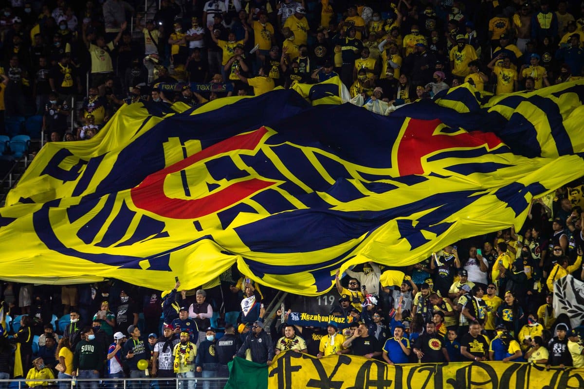 AFICIÓN DEL AMÉRICA FESTEJA CON LA BANDERA DEL CLUB