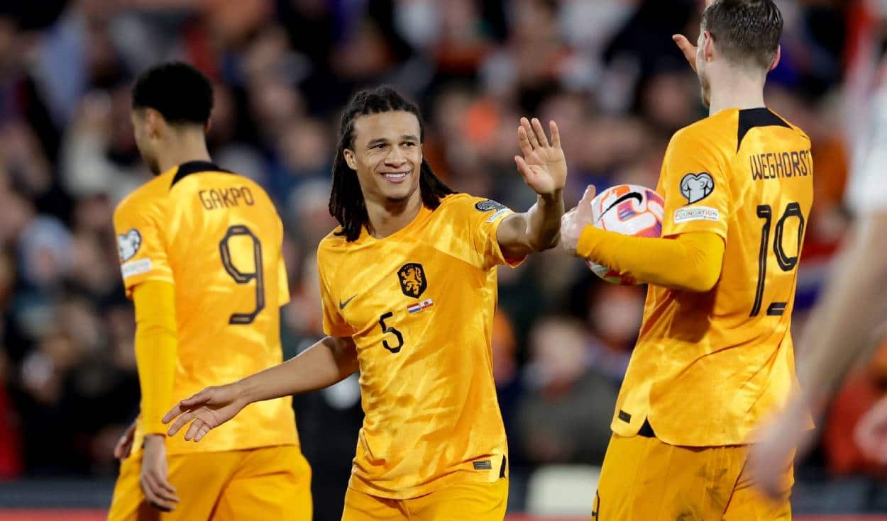 Aké festejando gol con Weghorst