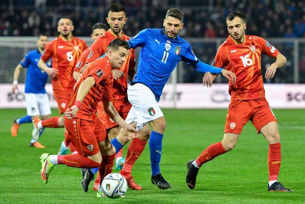Berardi entre defensas de Macedonia