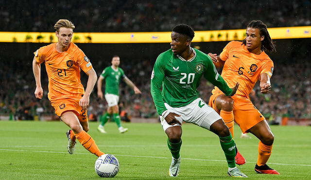 De Jong y Aké tratando de quitarle la pelota al rival