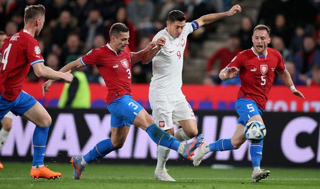 Lewandoski contra los defensas