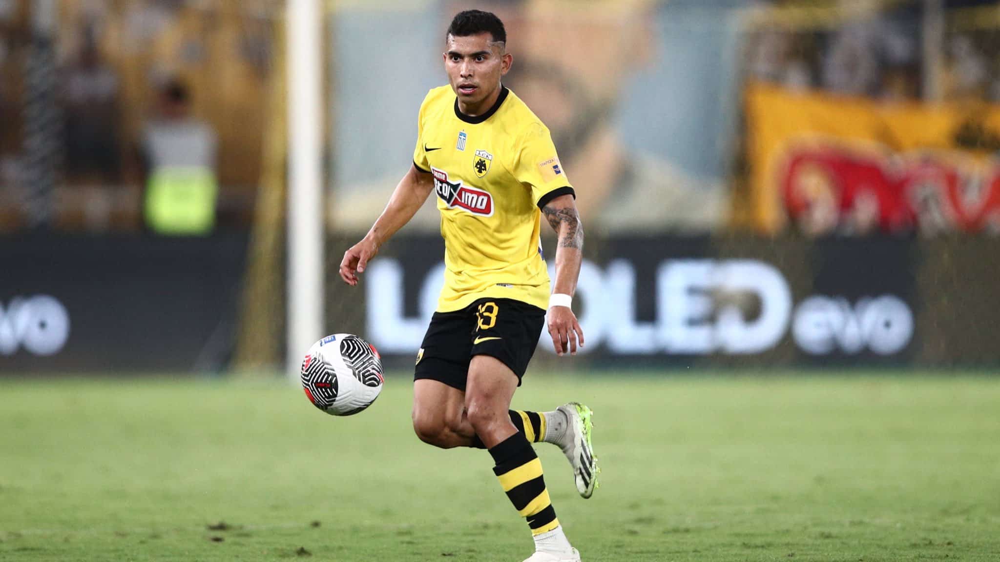 Orbelín Pineda recibiendo el balón