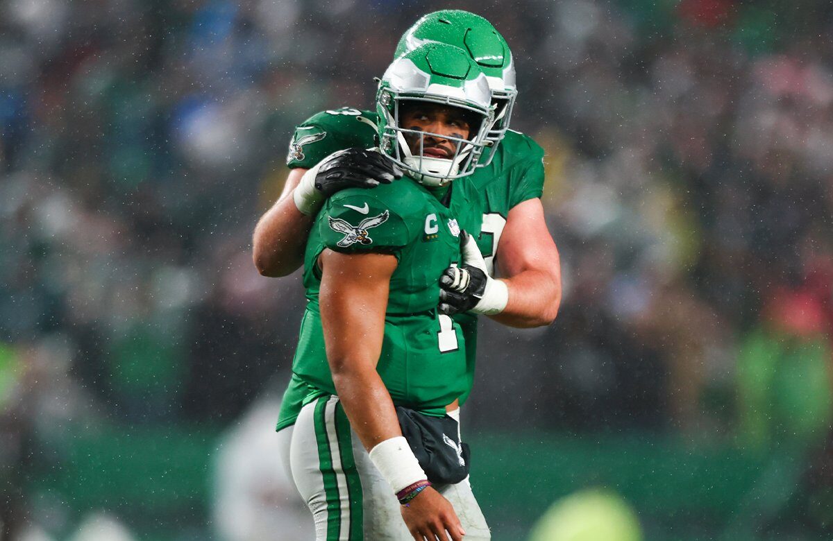 JALEN HURTS DE LOS EAGLES FESTEJA EL TRIUNFO SOBRE LOS BILLS