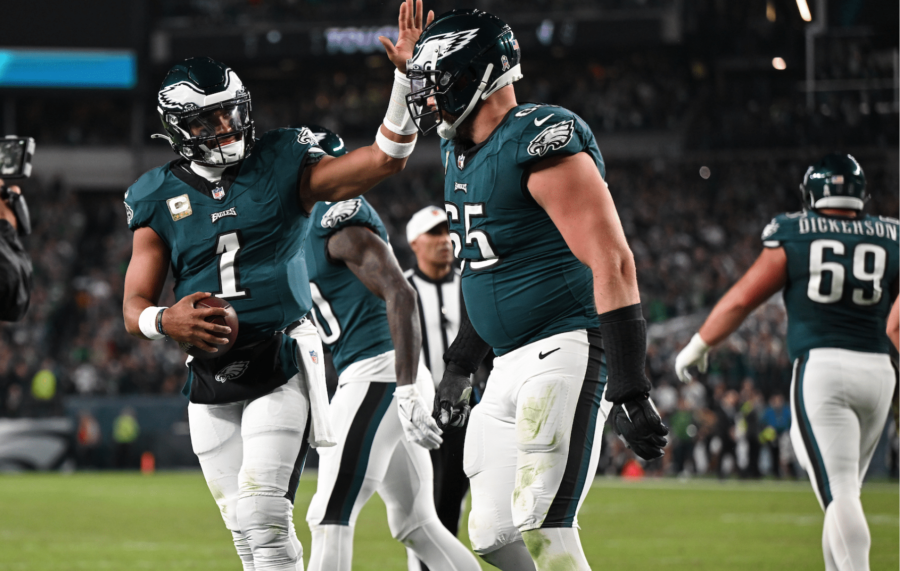LOS JUGADORES DE LOS EAGLES CELEBRAN EL TRIUNFO ANTE LOS DALLAS COWBOYS
