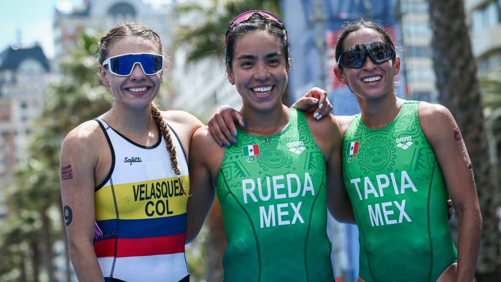 Lizeth Rueda y Rosa Tapia le otorgan a la delegación mexicana las preseas de oro y bronce en triatlón femenil.