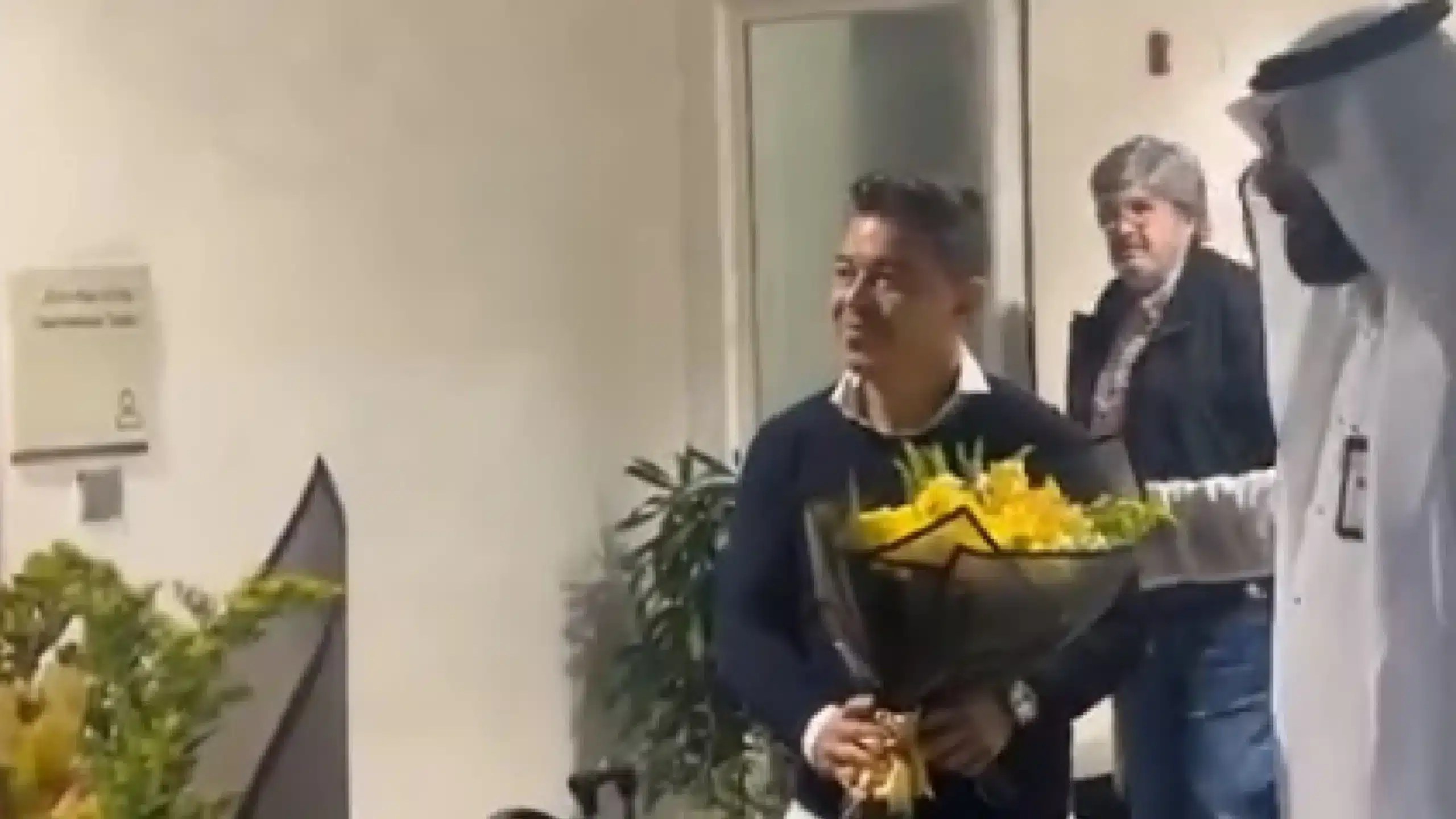 Gallardo es recibido con flores en Arabia
