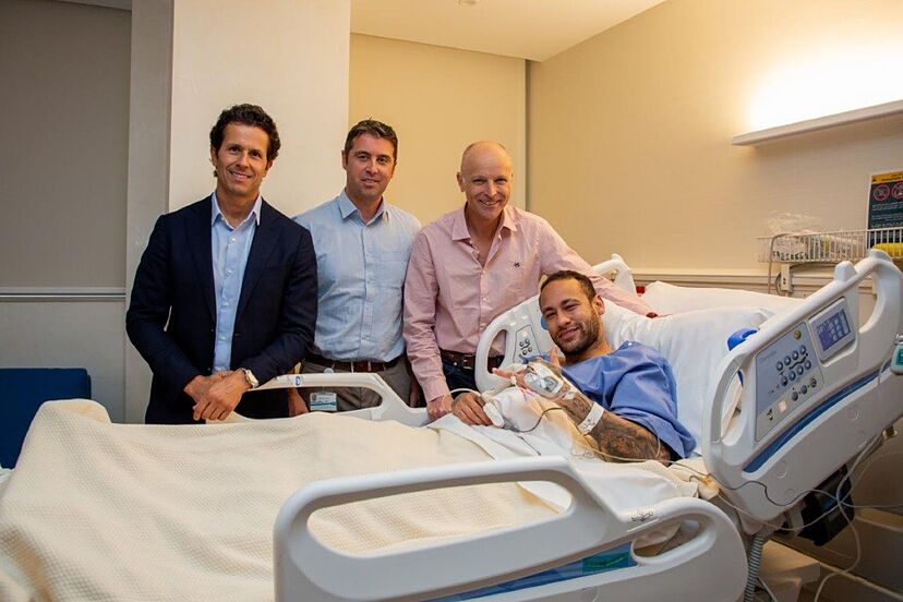 Neymar en camilla con los doctores que que lo operaron