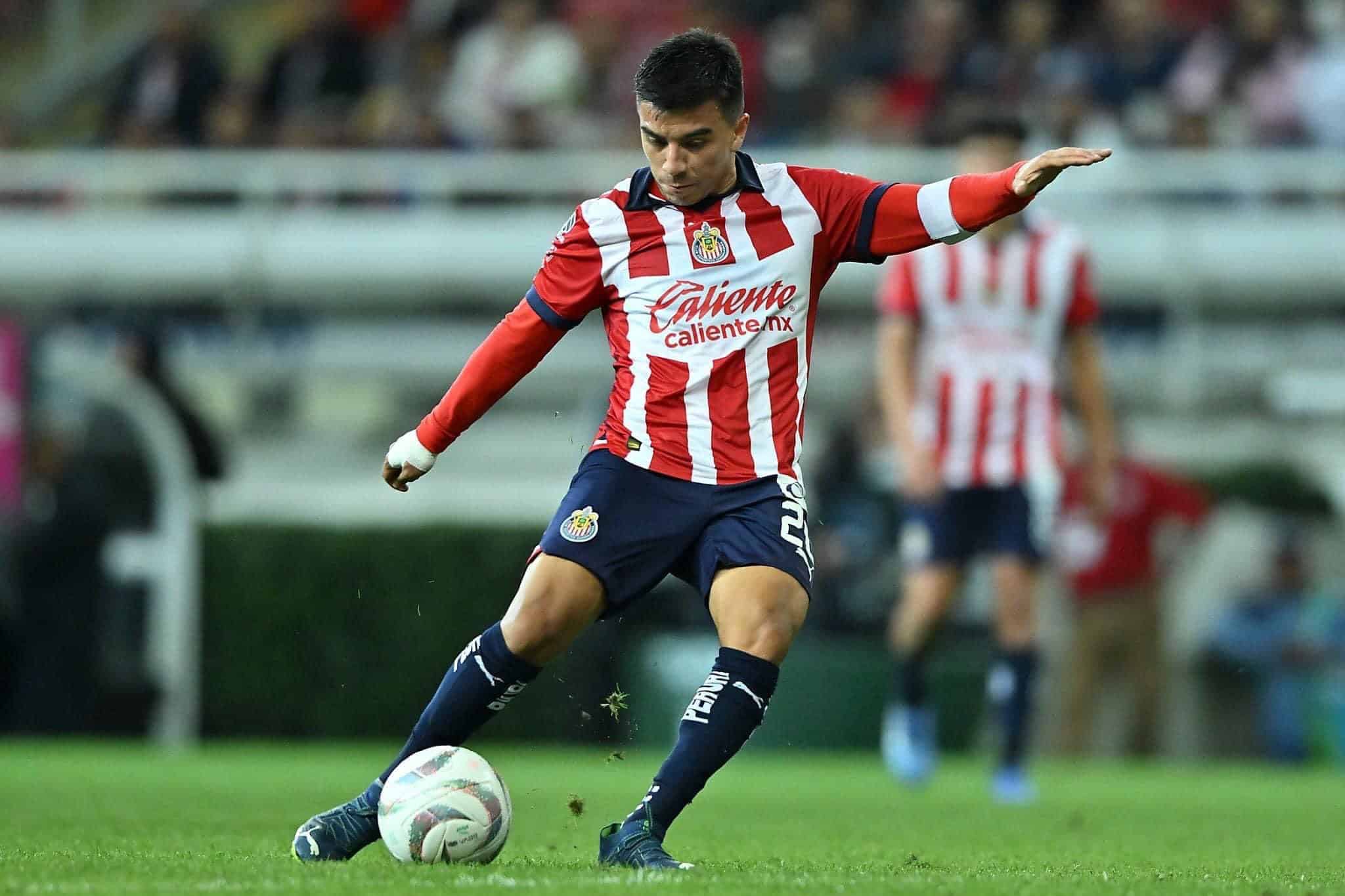 Fernando Beltrán dispara el balón en el juego de ida de cuartos de final ante Pumas.