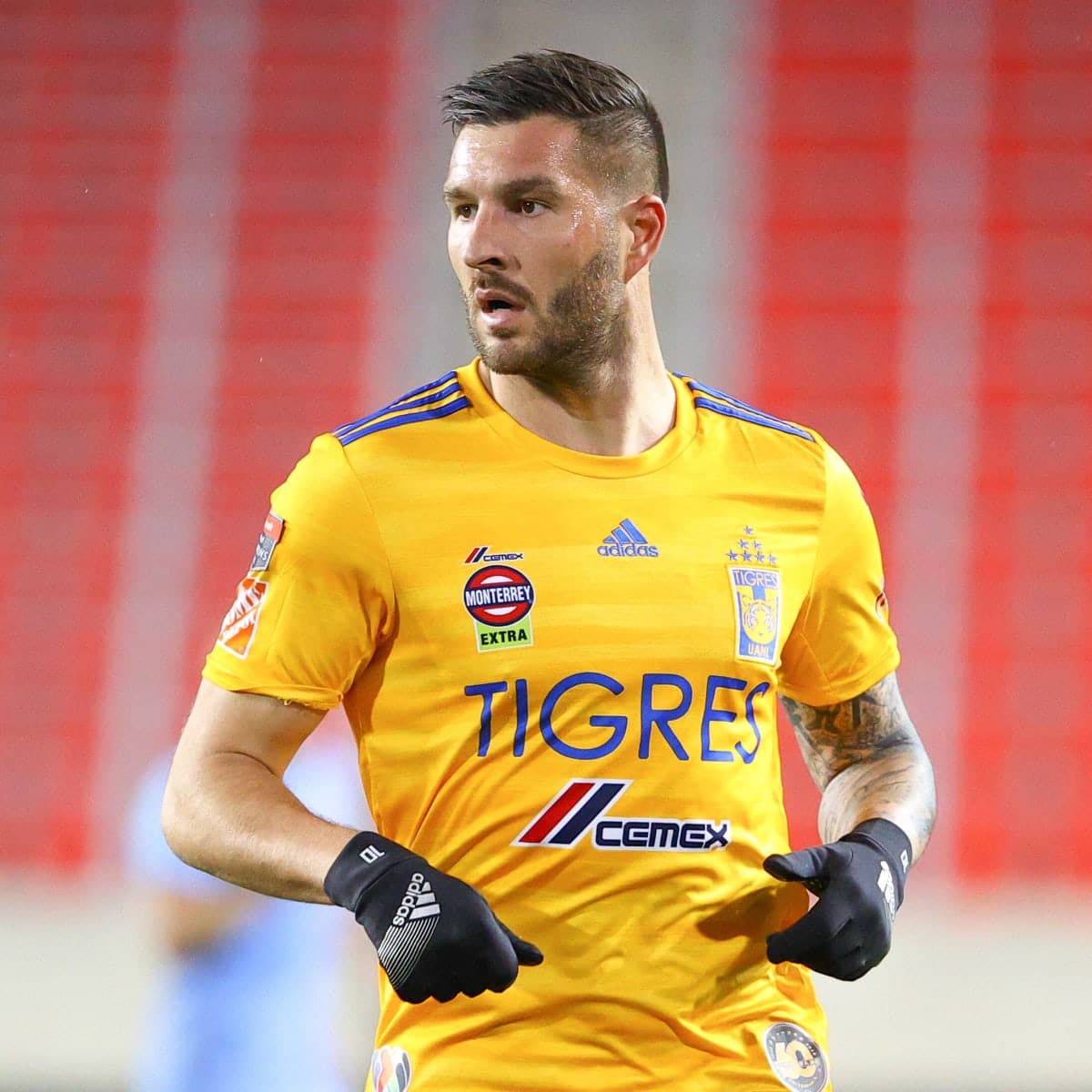 André-Pierre Gignac en pleno juego de futbol.