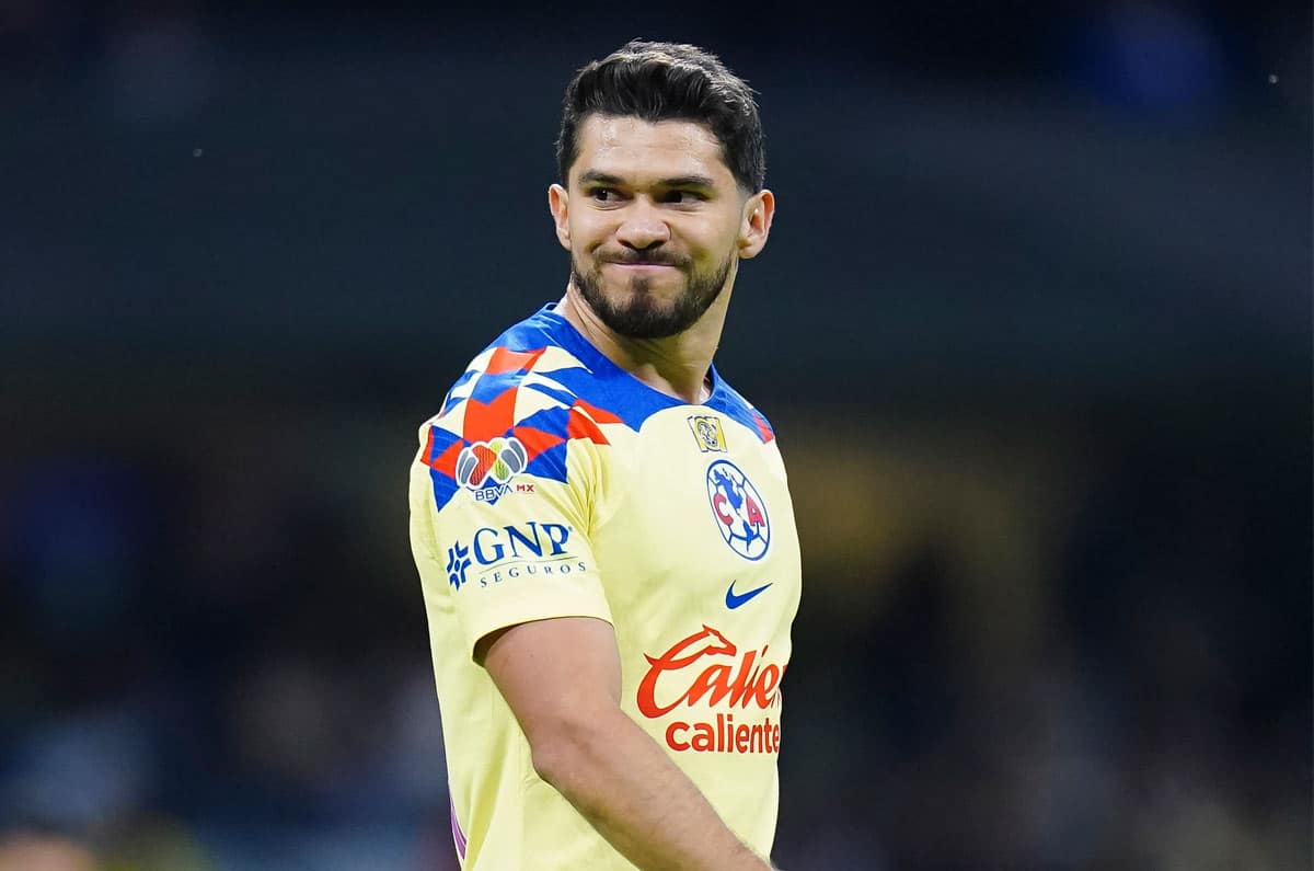 Henry Martin observa a la banca del Club América en pleno juego en el Azteca.