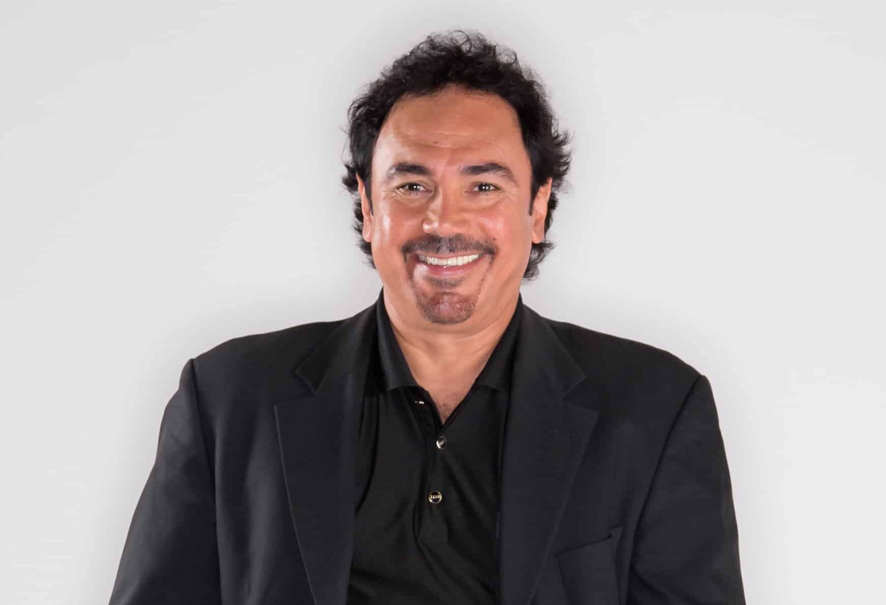 Hugo Sánchez sonríe