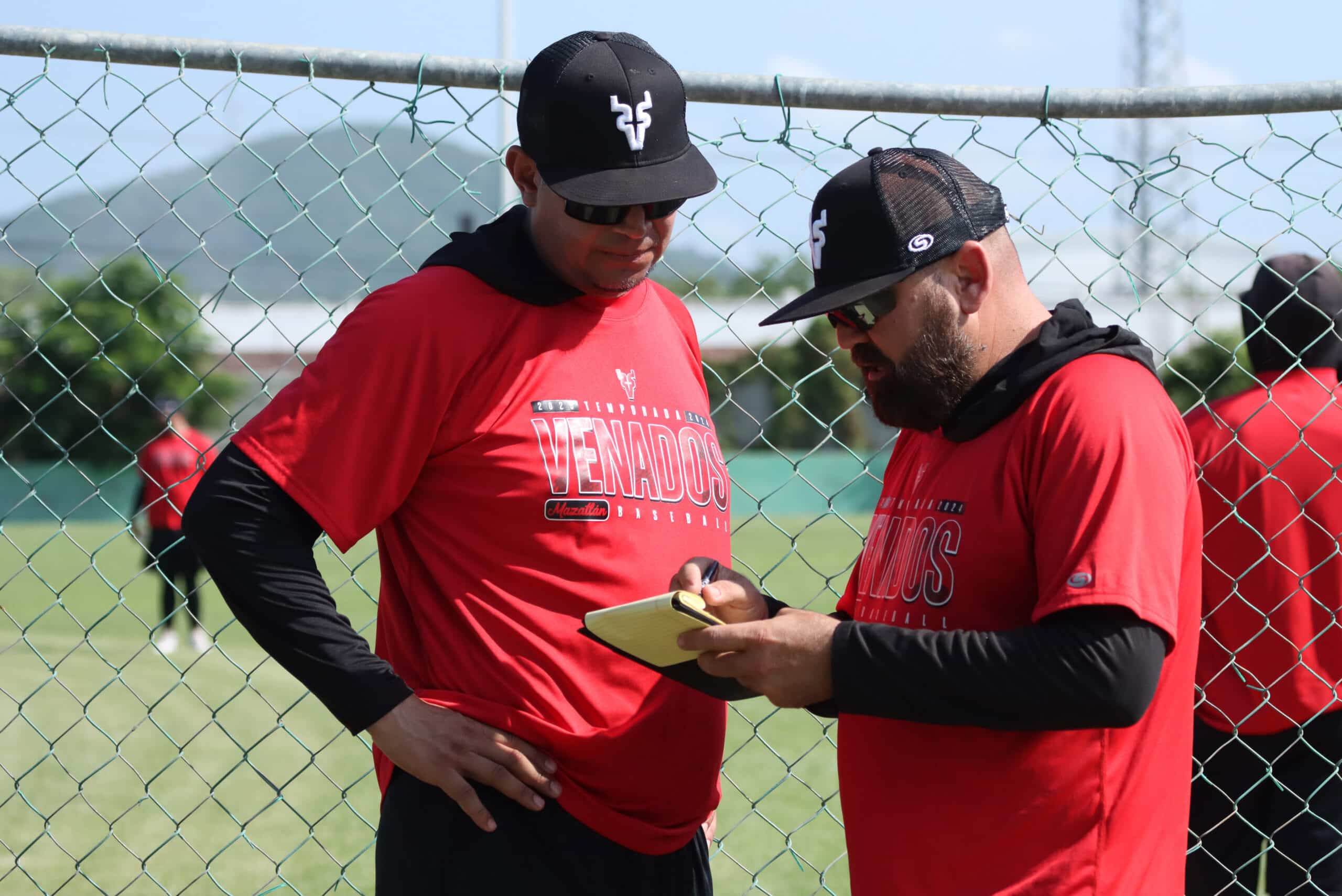 LUIS CARLOS RIVERA EN CHARLA CON SU COACH DE PITCHEO