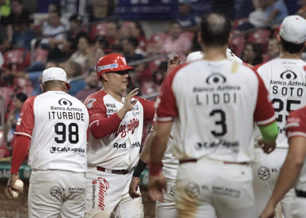 RICARDO VALENZUELA ES FELICITADO POR SUS COMPAÑEROS AL ANOTAR