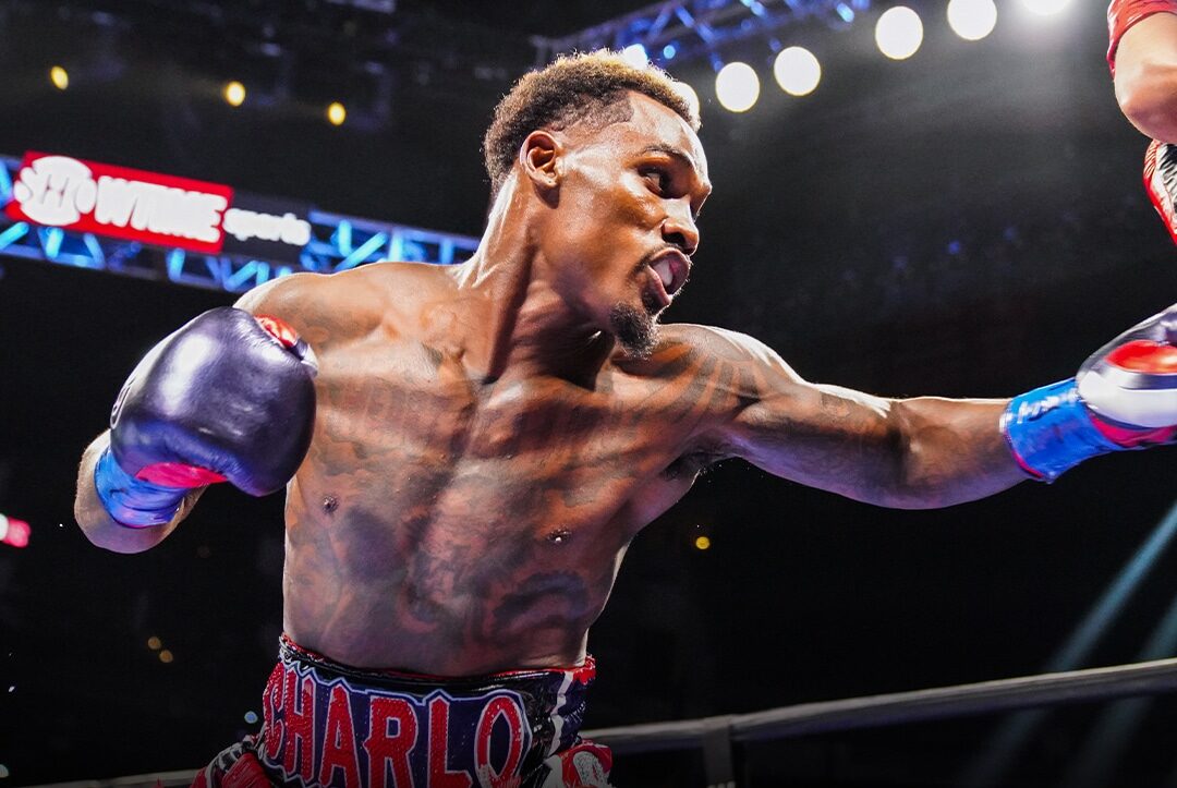 JERMALL CHARLO LANZA UN GOLPE EN UNA PELEA DE BOXEO DE HACE UN PAR DE AÑOS