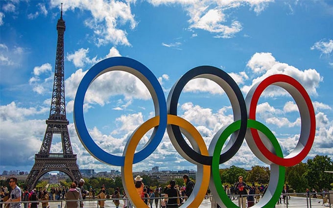 TORRE IFEL CON LOS ANILLOS OLIMPICOS