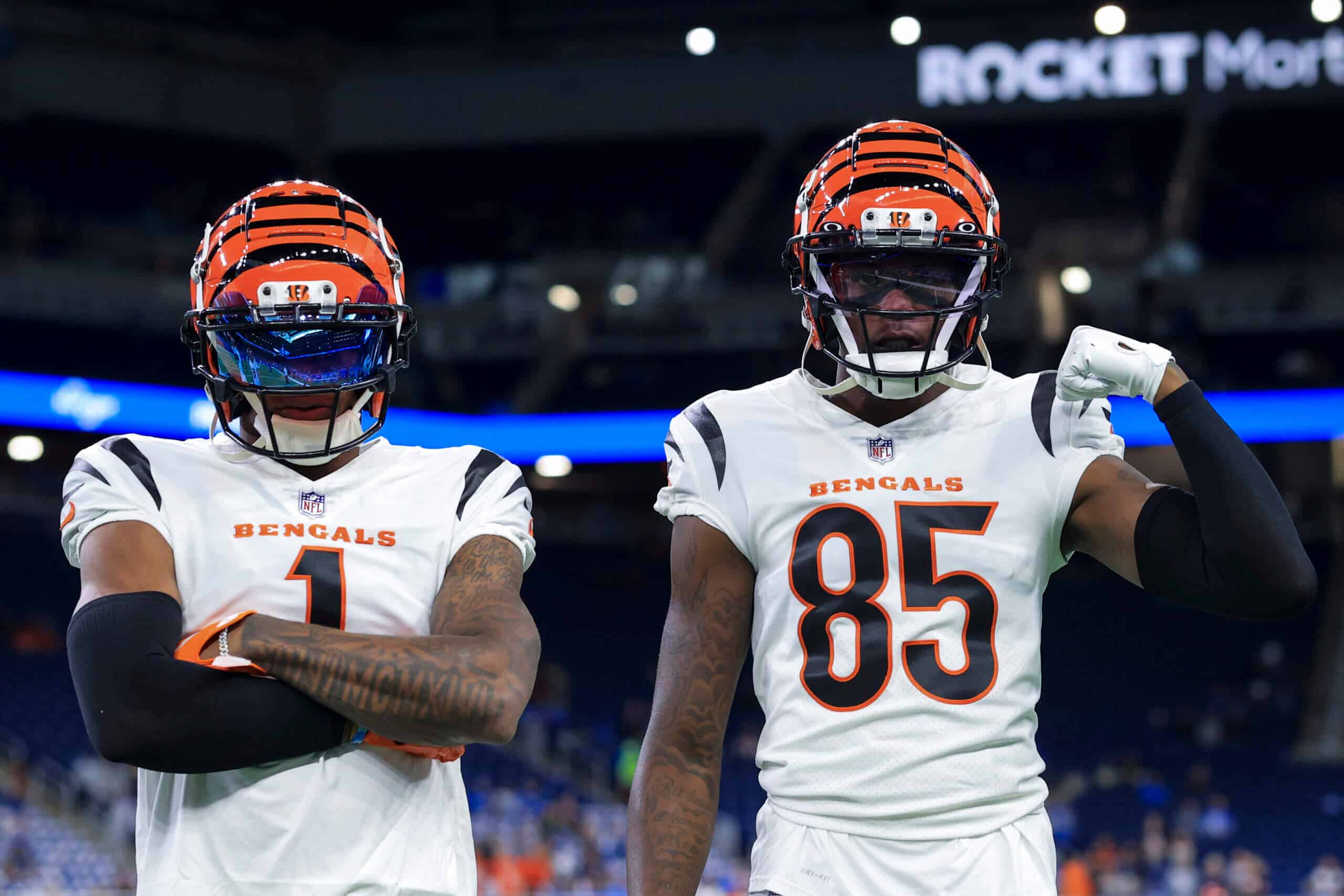 JA'MARR CHASE Y TEE HIGGINS DE LOS BENGALS, POSAN PARA LA FOTO ANTES DE UN JUEGO