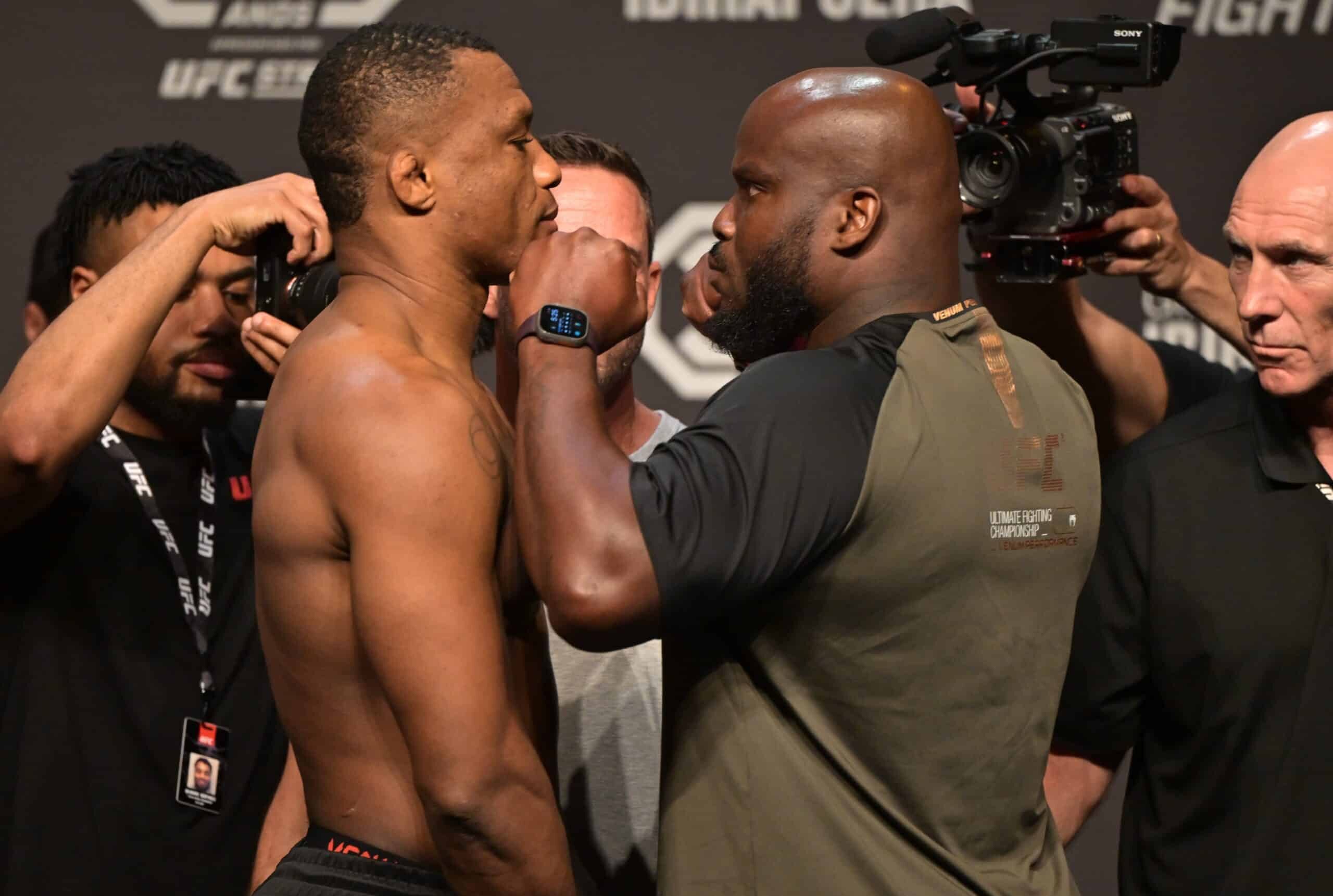 JAILTON ALMEIDA A LA IZQUIERDA Y DERRICK LEWIS A LA DERECHA LUEGO DEL PESAJE