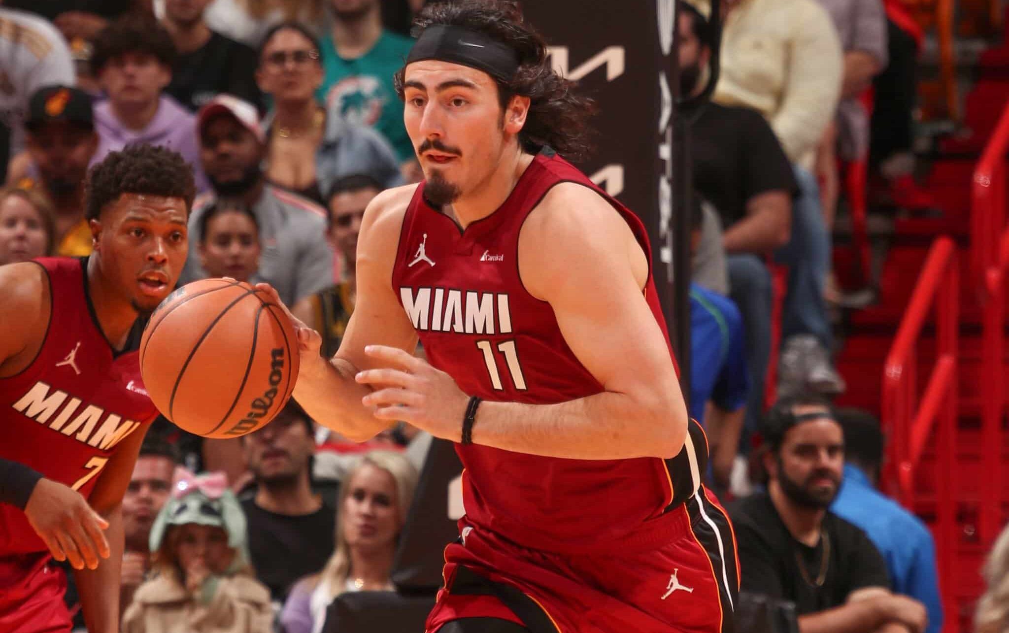 JAIME JÁQUEZ JR, JUGADOR MEXICANO DEL MIAMI HEAT, ATACA LA CANASTA
