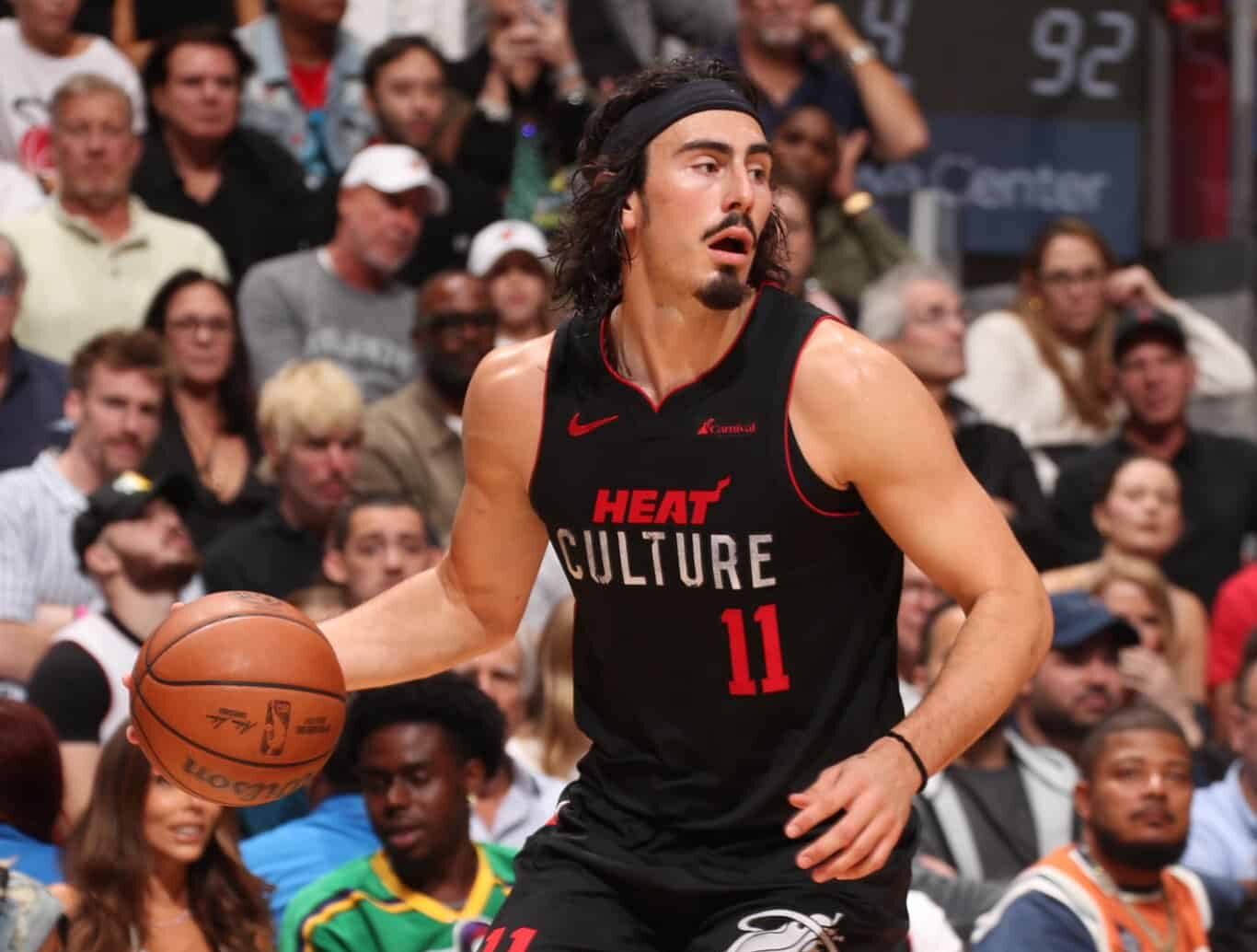 JAIME JÁQUEZ JR, JUGADOR MEXICANO DEL MIAMI HEAT, ATACA LA CANASTA