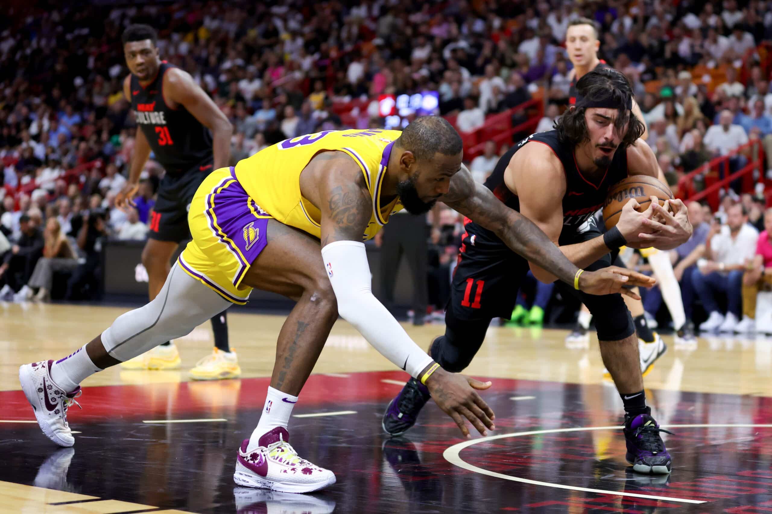 JAIME JÁQUEZ JR DEL HEAT A LA DERECHA, HACE UN ROBO A LEBRON JAMES DE LOS LAKERS