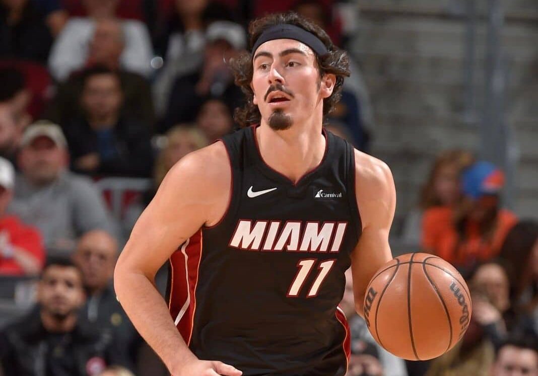 JAIME JÁQUEZ JR BOTA EL BALÓN EN UN PARTIDO DEL MIAMI HEAT