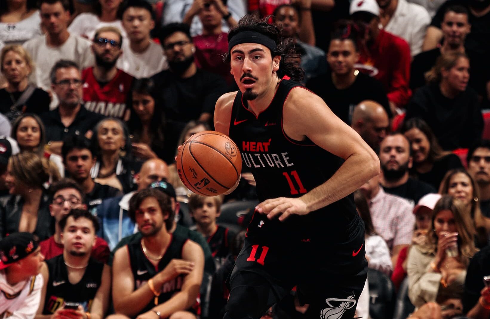 JAIME JÁQUEZ JR, JUGADOR MEXICANO DEL MIAMI HEAT, CONDUCE EL BALÓN