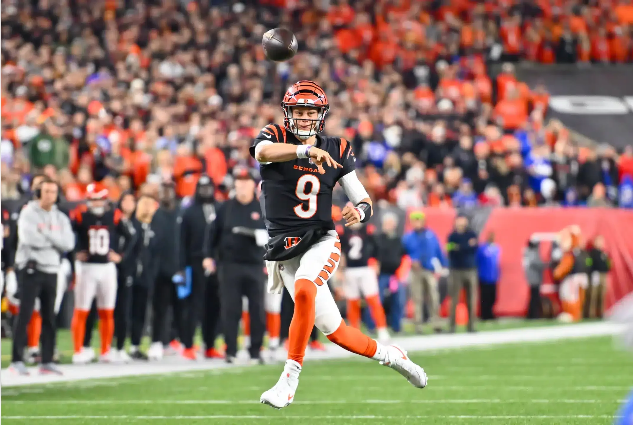 JOE BURROW LANZA UN PASE PARA LOS BENGALS EN EL TRIUNFO SOBRE LOS BILLS