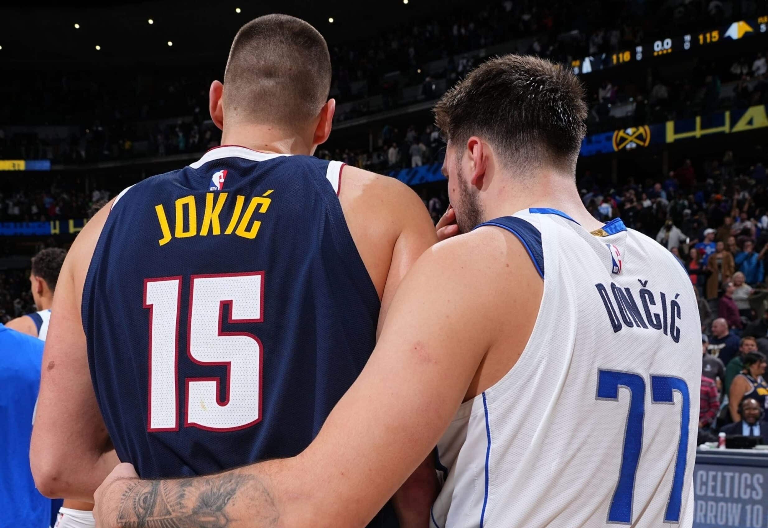 NIKOLA JOKIC (IZQUIERDA) DE LOS NUGGETS, Y LUKA DONCIC DE LOS MAVERICKS, SE SALUDAN LUEGO DE UN JUEGO