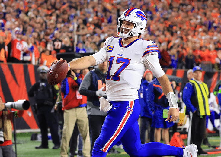 JOSH ALLEN, MARISCAL DE CAMPO DE LOS BILLS, FESTEJA UNA ANOTACIÓN