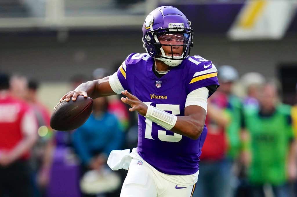 JOSHUA DOBBS, MARISCAL DE CAMPO DE LOS VIKINGS, INTENTA UN PASE EN UN PARTIDO DE NFL
