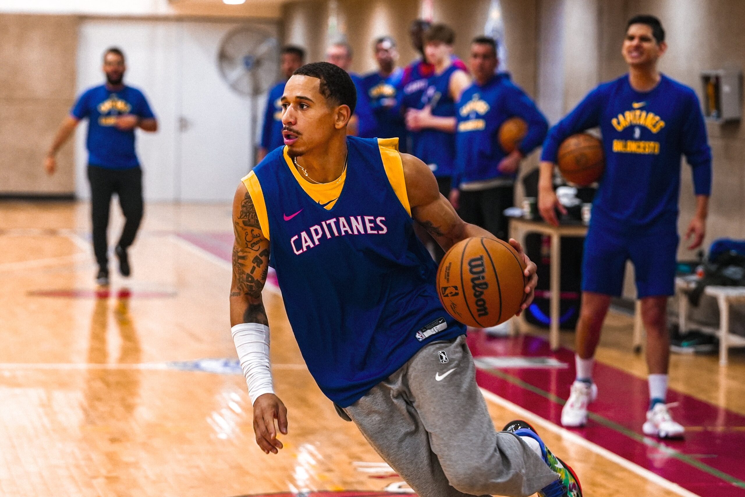 JUAN TOSCANO-ANDERSON DURANTE UN ENTRENAMIENTO CON LOS CAPITANES DE LA CDMX
