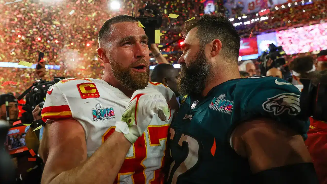 TRAVIS KELCE A LA IZQUIERDA DE LOS CHIEFS, Y JASON KELCE A LA DERECHA DE LOS EAGLES