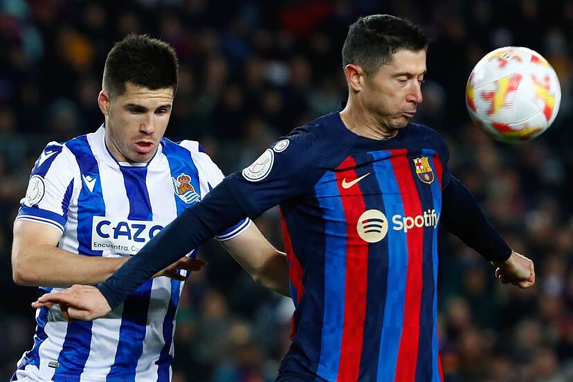 Lewandoski recibiendo de pecho con un defensa a sus espaldas
