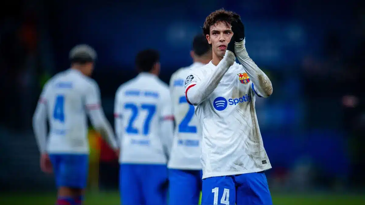 Joao Félix aplaudiendo a las gradas
