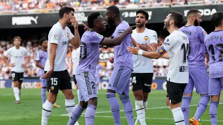 Vinicius Jr discutiendo con jugadores del Valencia