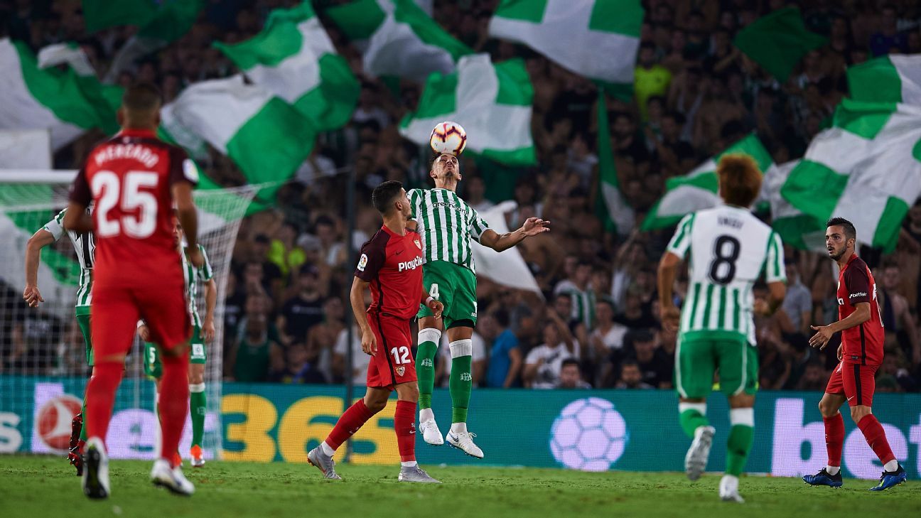 Jugadores luchando por un balón aéreo