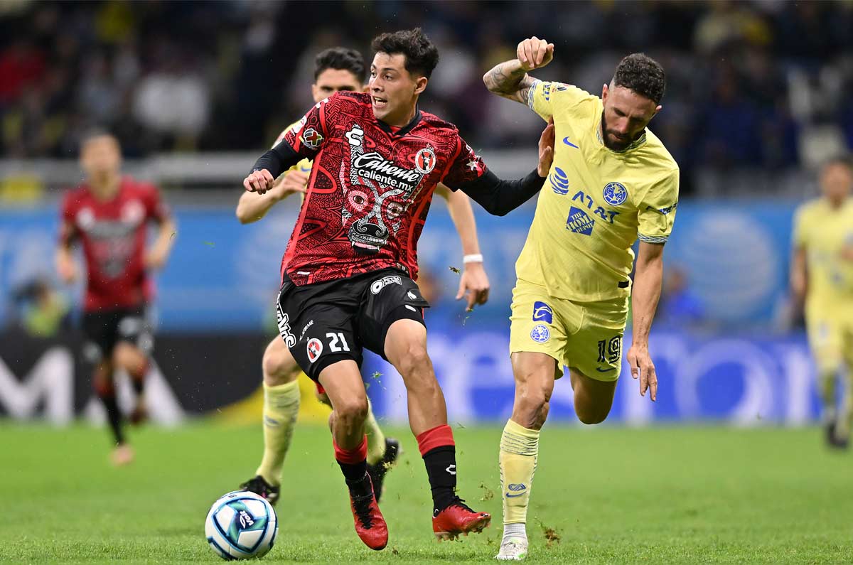 Layún defendiendo ante atacante de Xolos