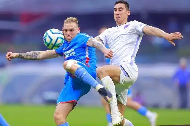 Jugadores luchando por un balón