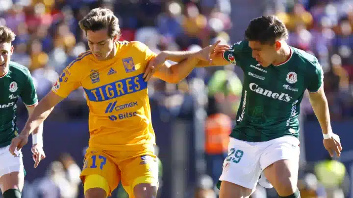 Córdova forcejeando con un defensa del San Luis