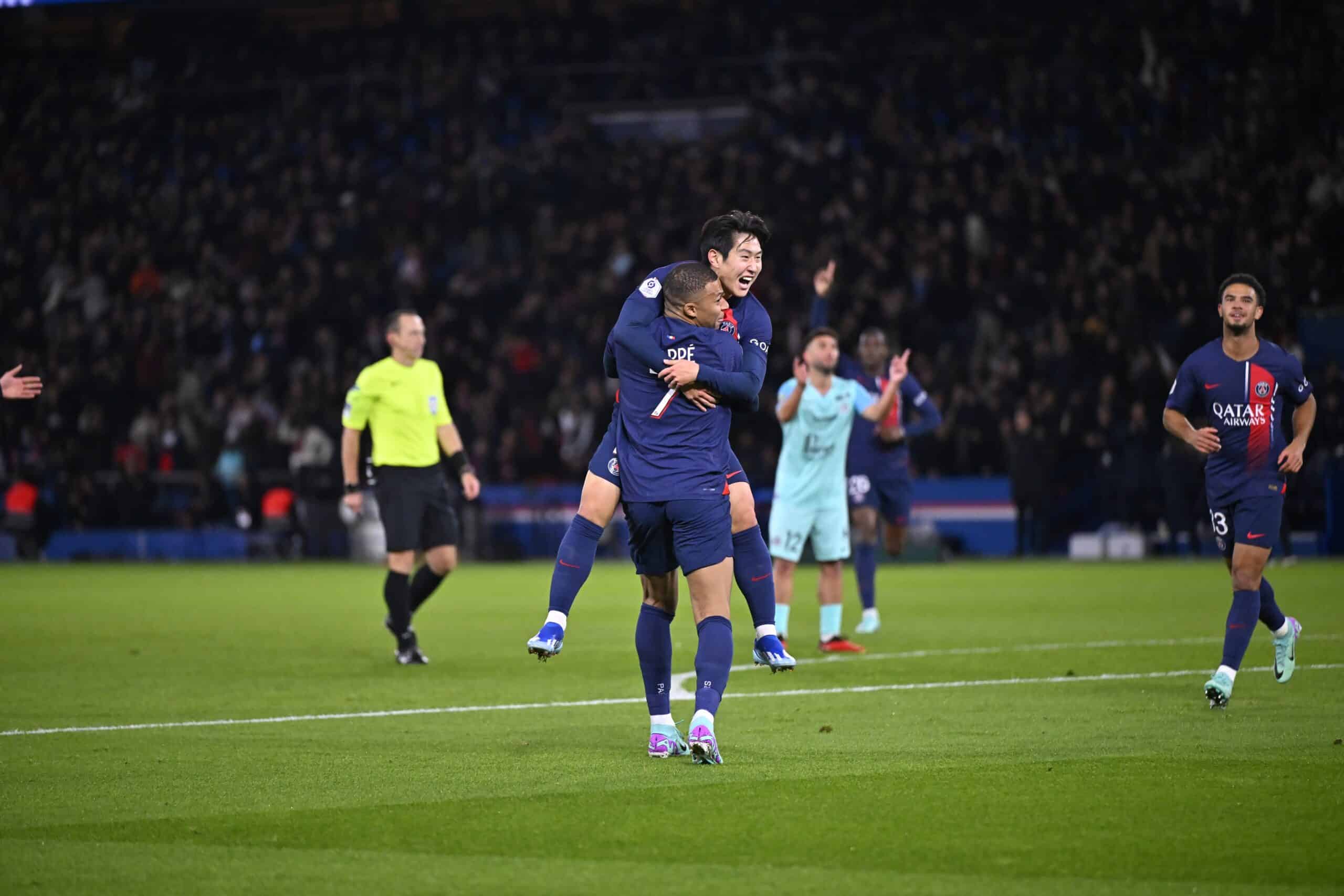 Lee Kang-in festejando con Mbappé su anotación
