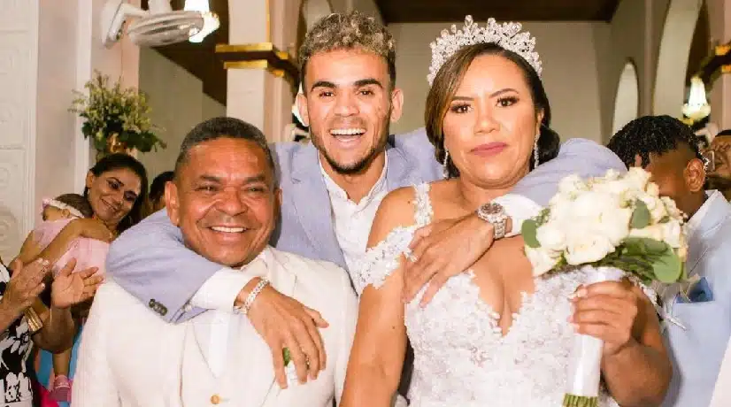 Luis Diaz junto a sus padres en una boda