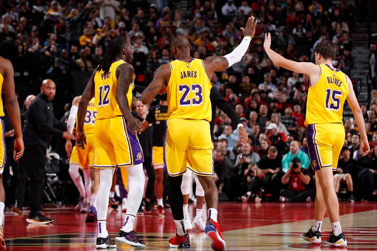 LEBRON JAMES, AUSTIN REAVES, Y TAUREAN PRINCE DE LOS LAKERS, CELEBRAN UN TRIUNFO