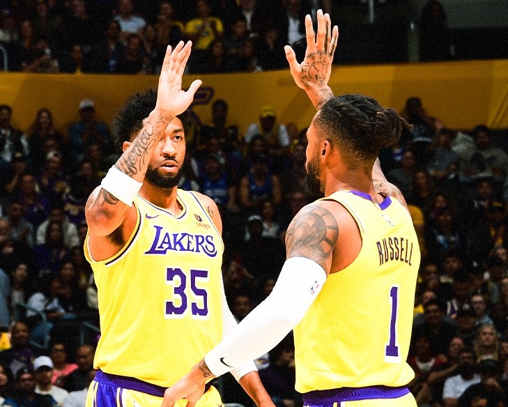 CHRISTIAN WOOD Y D'ANGELO RUSSELL DE LOS LAKERS SE SALUDAN