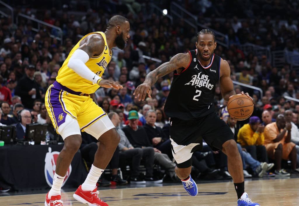 LEBRON JAMES IZQUIERDA) DE LAKERS, DEFIENDE A KAWHI LEONARD (DERECHA) DE CLIPPERS