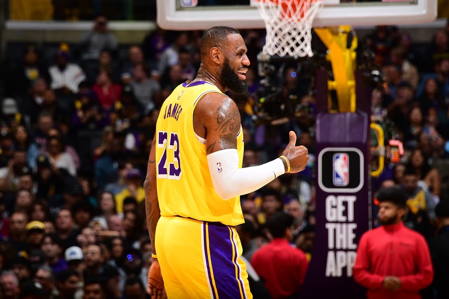 LEBRON JAMES SONRÍE DURANTE UN PARTIDO DE LOS LAKERS